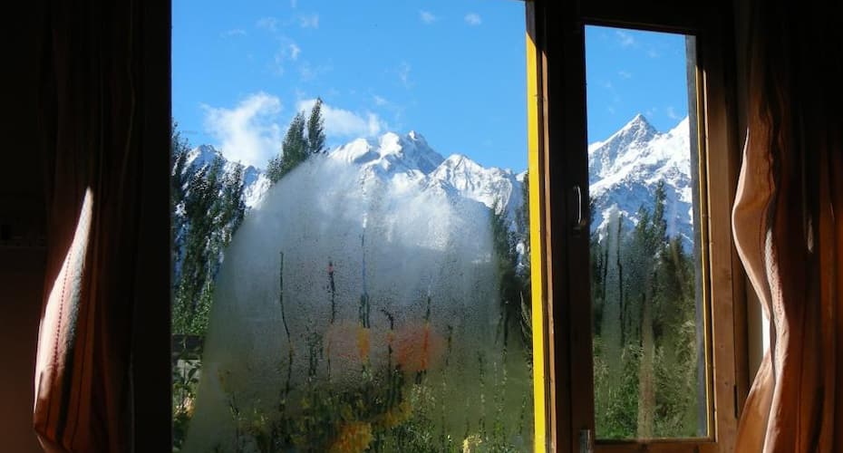 https://imgcld.yatra.com/ytimages/image/upload/t_hotel_yatra_details_desktop/v1435149940/Domestic Hotels/Hotels_Leh/Lharimo Hotel/ROOM VIEW.jpg